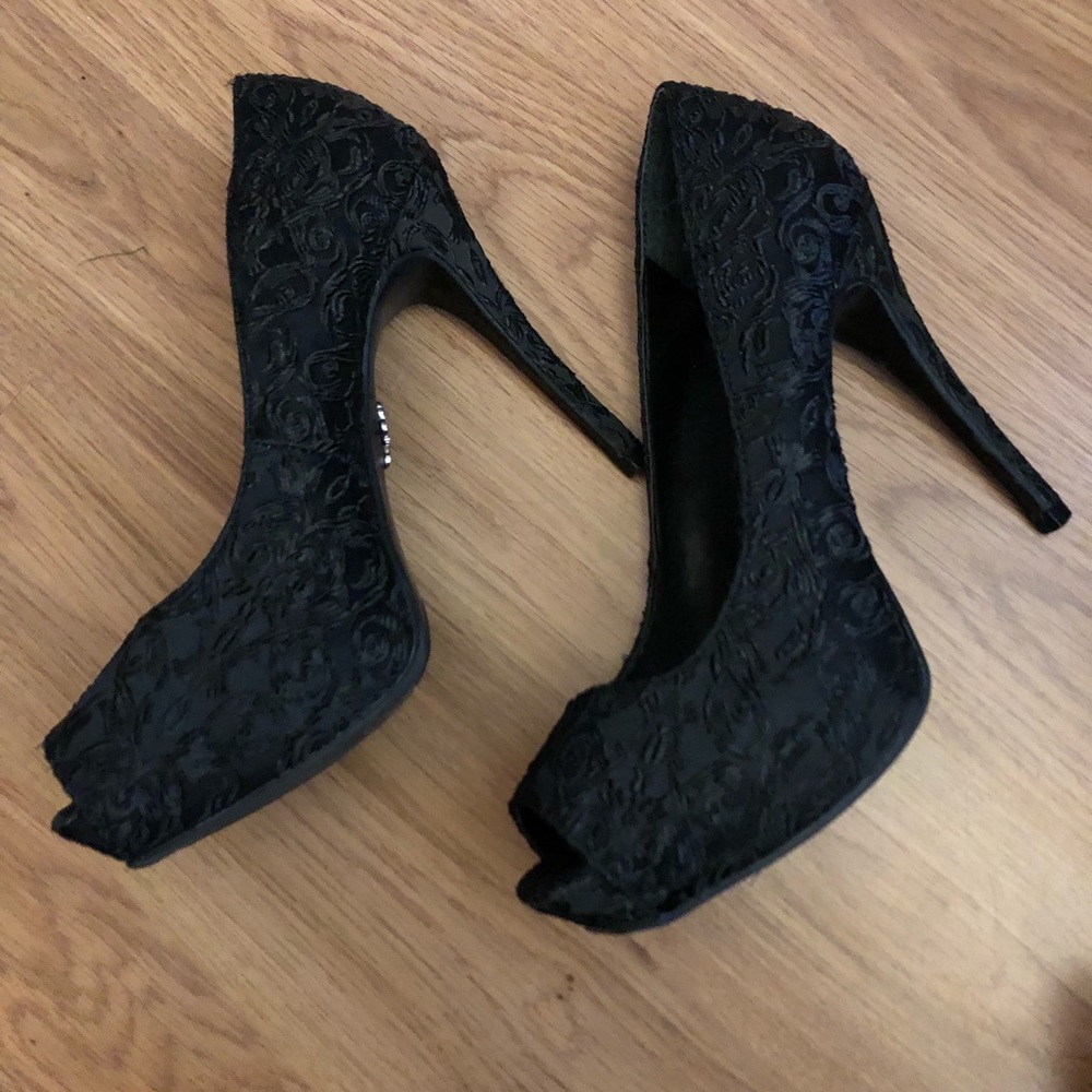 Size 6 Simply Vera Wang heels